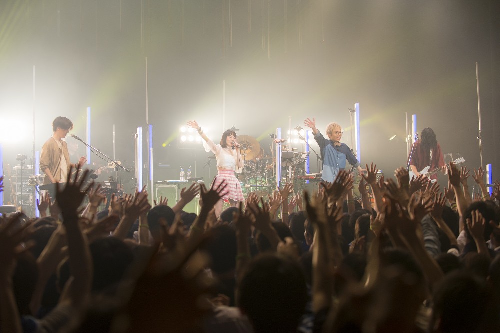 「全国ツアー最終公演を行った「ｆｈａｎａ」の（左から）佐藤純一、ｔｏｗａｎａ、ｋｅｖｉｎ　ｍｉｔｓｕｎａｇａ、ｙｕｘｕｋｉ　ｗａｇａ