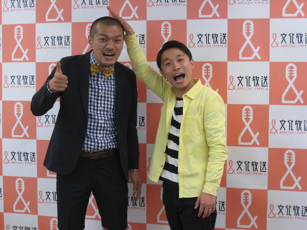 文化放送の定例社長会見にゲストとして出席したお笑いコンビ「カミナリ」の竹内まなぶ（左）と石田たくみ