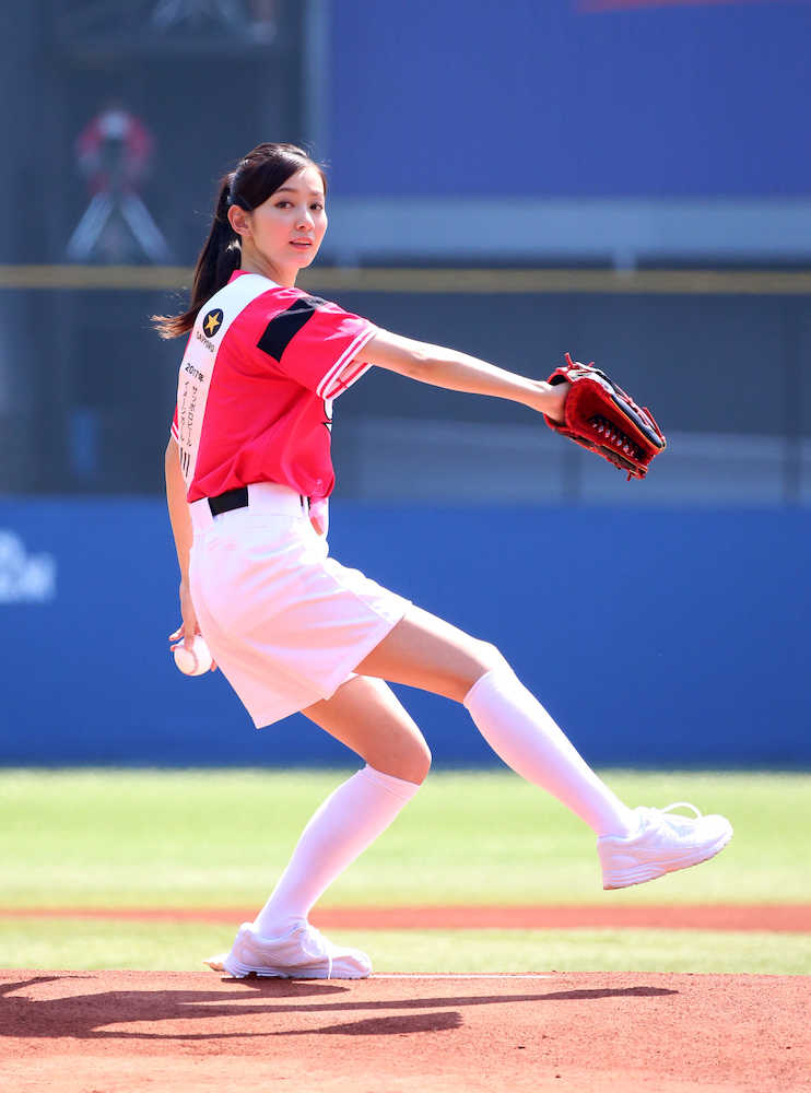 【画像・写真】ロッテ・楽天戦で始球式を行ったサッポロビールイメージガール・川辺優紀子さん