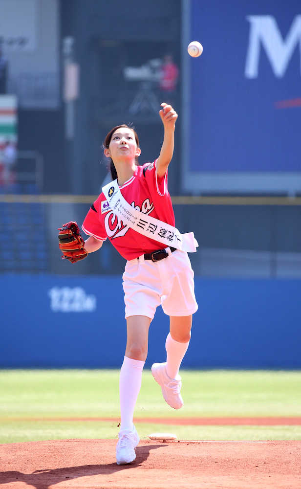 【画像・写真】ロッテ・楽天戦で始球式を行ったサッポロビールイメージガール・川辺優紀子さん