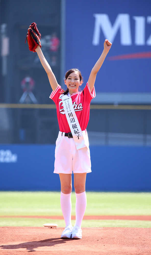 ロッテ・楽天戦で始球式を行ったサッポロビールイメージガール・川辺優紀子さん