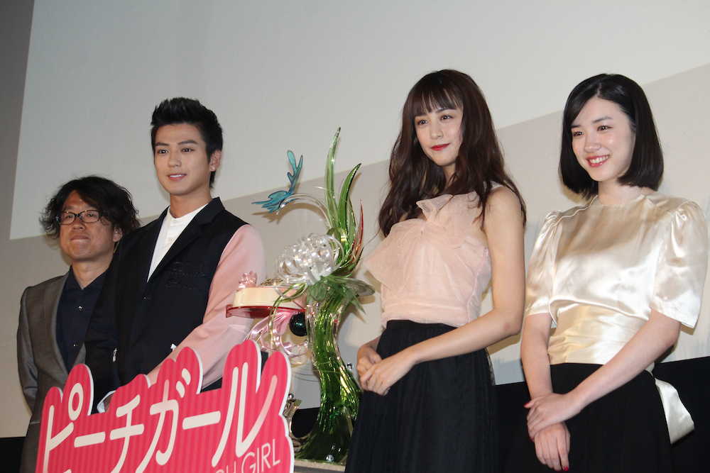 映画「ピーチガール」初日舞台あいさつに登壇した（左から）神徳幸治監督、真剣佑、山本美月、永野芽郁