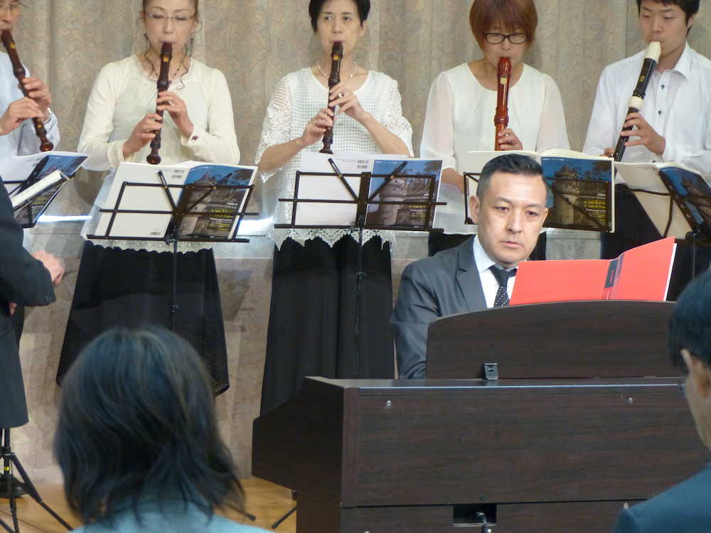 静岡県庁で県文化奨励賞を受け、演奏を披露するクライズラー＆カンパニーの斉藤恒芳
