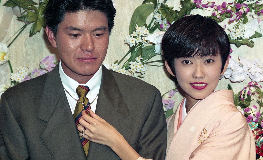ヒロミ（左）と松本伊代はハワイで挙式したことを会見で報告（１９９３年撮影）