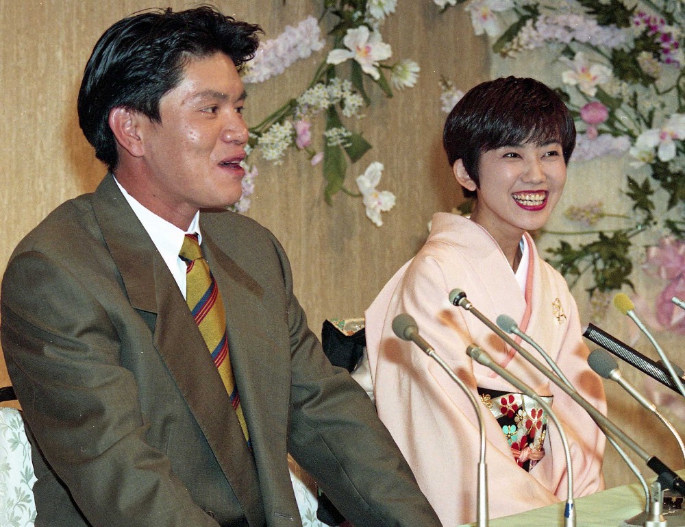 ヒロミ（左）と松本伊代はハワイで挙式したことを会見で報告（１９９３年撮影）