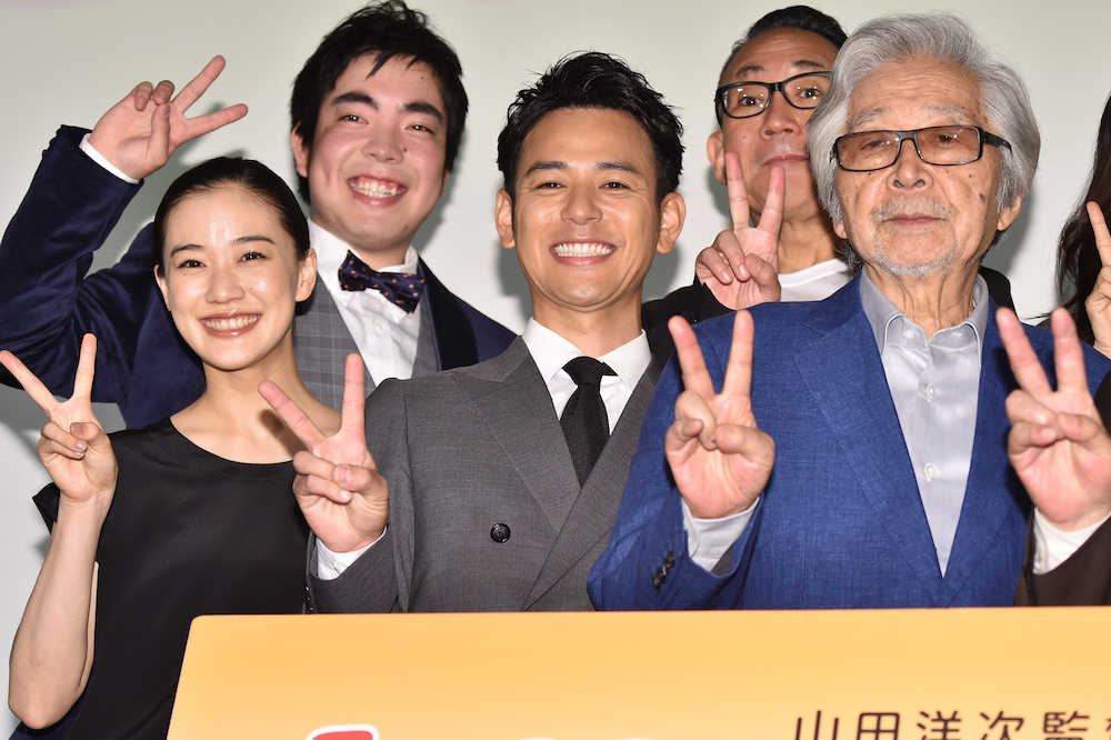 映画「家族はつらいよ２」初日舞台あいさつに登壇した（前列左から）蒼井優、妻夫木聡、山田洋次監督