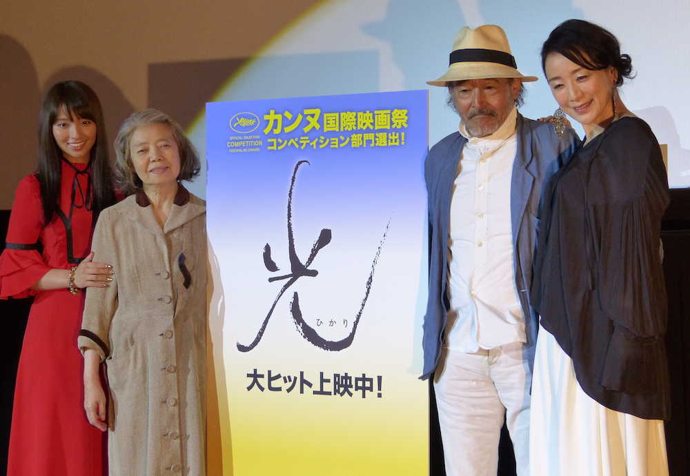 映画「光」の初日舞台あいさつに登場した（左から）水崎綾女、樹木希林、藤竜也、神野三鈴