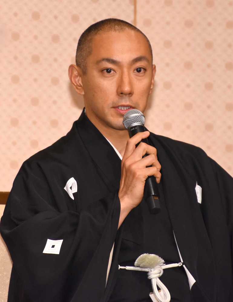 都内で行われた「七月大歌舞伎」記者会見に出席した市川海老蔵