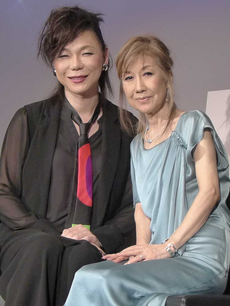 ライブ映像集の上映会に参加した高橋真梨子。左は司会のミッツ・マングローブ