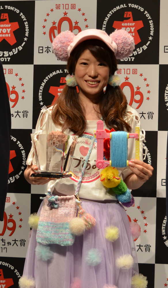 日本おもちゃ大賞のガールズ・トイ部門で大賞を受賞した「ラブあみボンボンメーカー」を手にするアガツマの中村さん