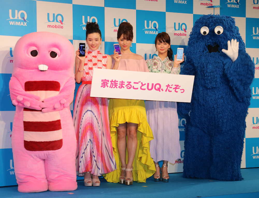 「２０１７夏ＵＱ発表会」にゲストで登場した（左から）ピンクガチャ、永野芽郁、深田恭子、多部未華子、ブルームク