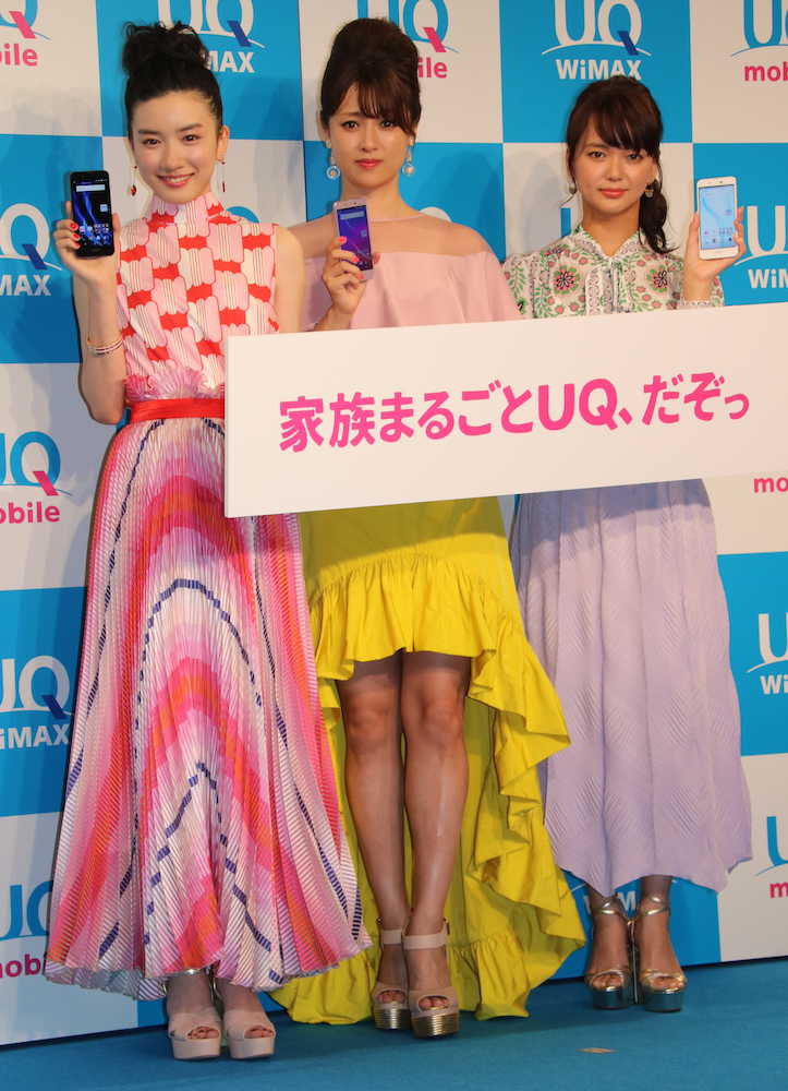 「２０１７夏ＵＱ発表会」にゲストで登場したＣＭで三姉妹を演じる（左から）永野芽郁、深田恭子、多部未華子