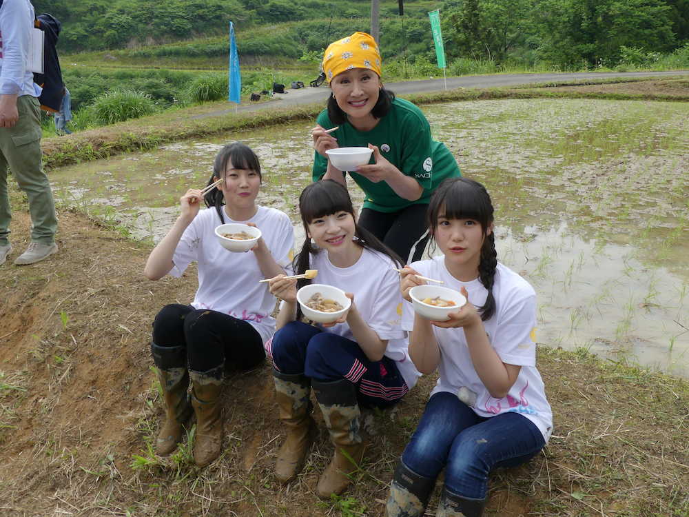 【画像・写真】速報値１位のＮＧＴ荻野由佳が田植え　「母」小林幸子「１位になったら“メガ幸子”あげちゃう」