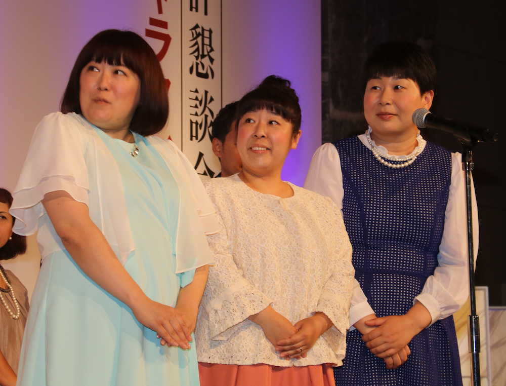 レギュラー出演する「世界の果てまでイッテＱ！」がテレビ部門「特別賞」を受賞し、祝福に駆けつけた森三中の（左から）黒沢かずこ、村上知子、大島美幸