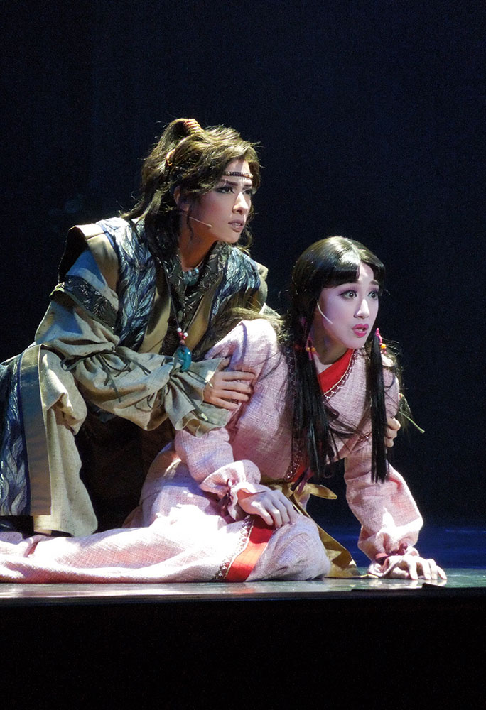 「邪馬台国の風」でヒミコを演じトップ娘役として大劇場デビューした仙名彩世（右）。左はトップスター明日海りお　　　
