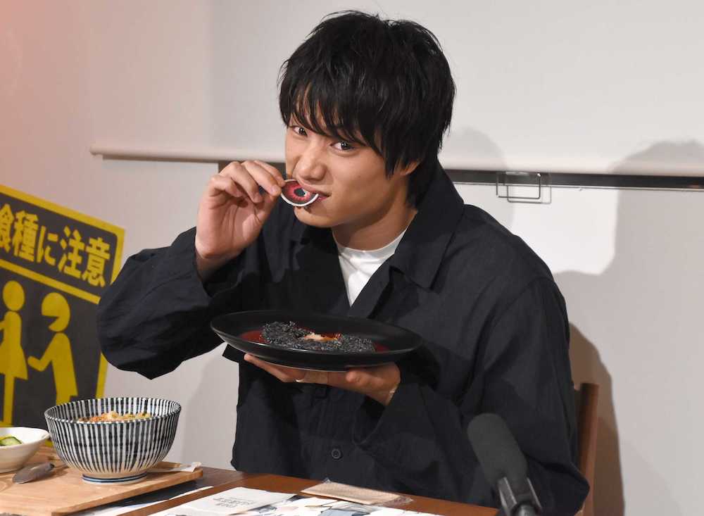 【画像・写真】鈴木伸之、東京喰種カフェに来店「斬新なメニューが多い」