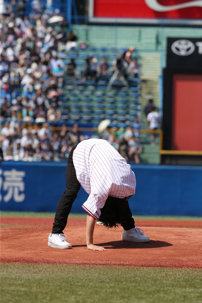 【画像・写真】ＤＩＳＨ橘柊生が始球式　“記録的大暴投”に「ライブよりも緊張した」