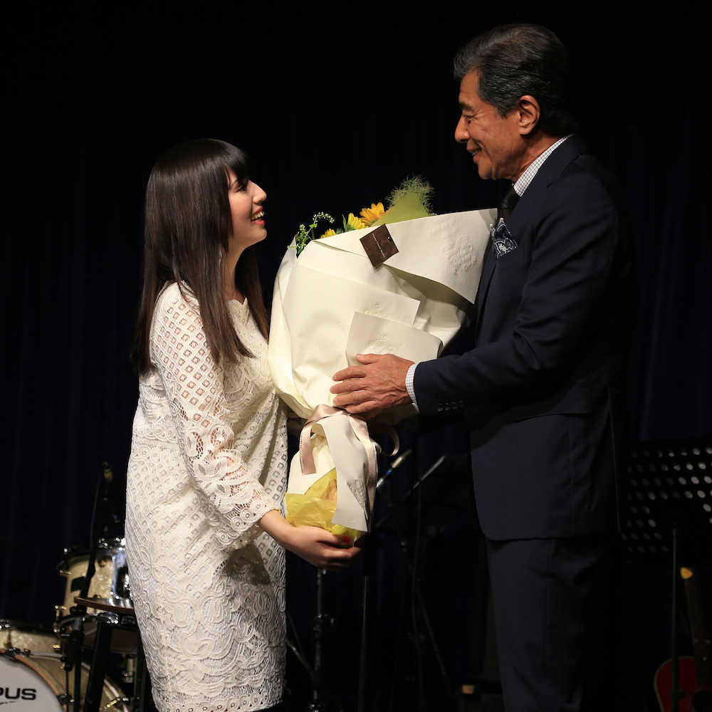 【画像・写真】舘ひろし　ＪＫシンガーＡｎｎａデビュー曲に「おじさん感激」