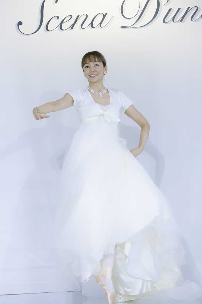 ウエディングドレスブランド「シェーナ・ドゥーノ」の新作発表でバレエを披露した神田うの