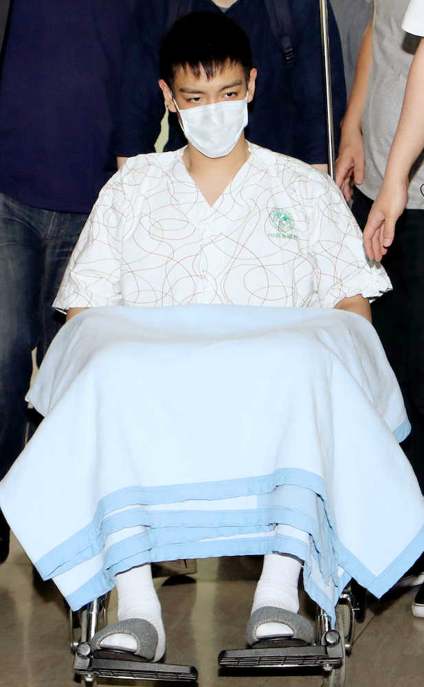 ９日、ソウルの病院を退院するチェ・スンヒョン被告