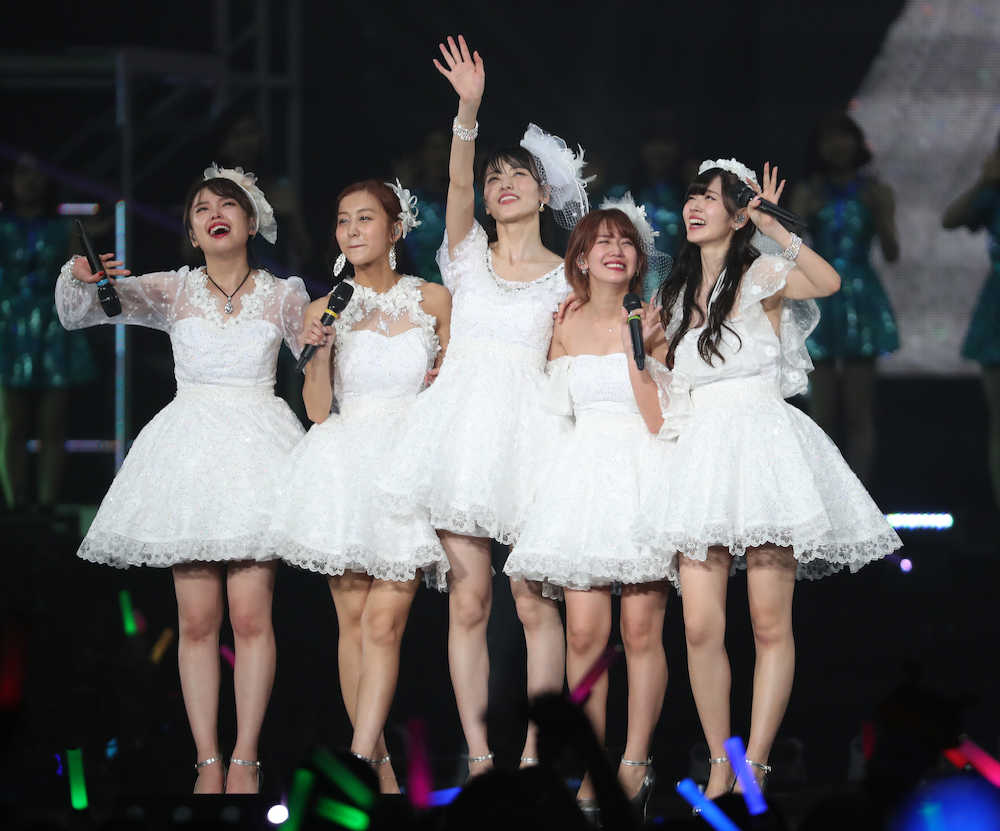 解散コンサートで涙を見せる「℃―ｕｔｅ」（左から）中島、萩原、矢島、岡井、鈴木