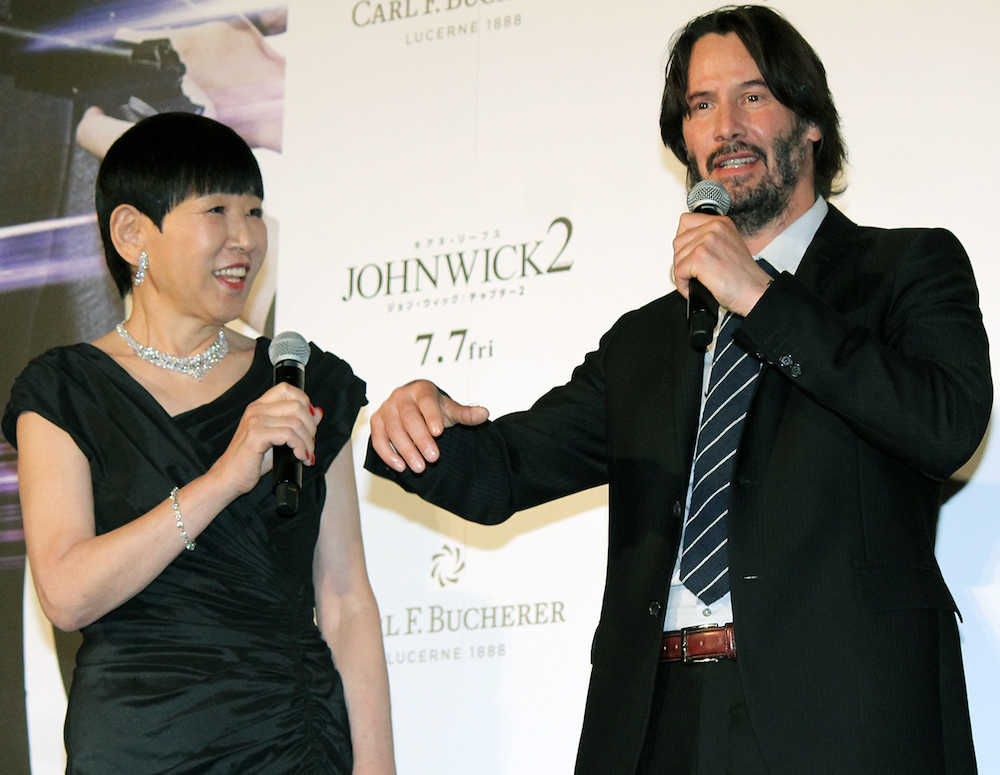 映画「ジョン・ウィック」のジャパンプレミアに登壇したキアヌ・リーブスとゲストで登場した和田アキ子