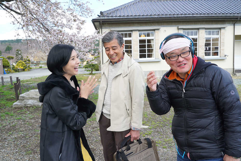 撮影の合間に談笑する（左から）黒木瞳、舘ひろし、中田秀夫監督