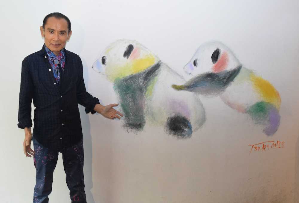 上野の森美術館の壁にパンダの絵を描いた片岡鶴太郎