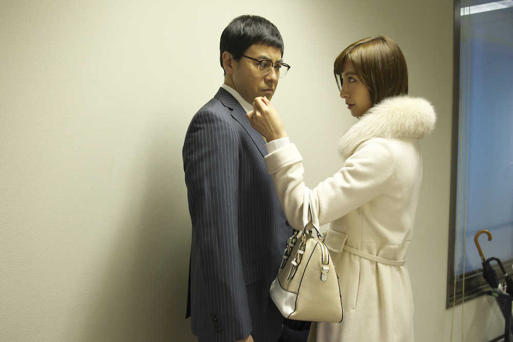 映画「ビジランテ」で鈴木浩介（左）演じる市議会議員の妻を演じた篠田麻里子