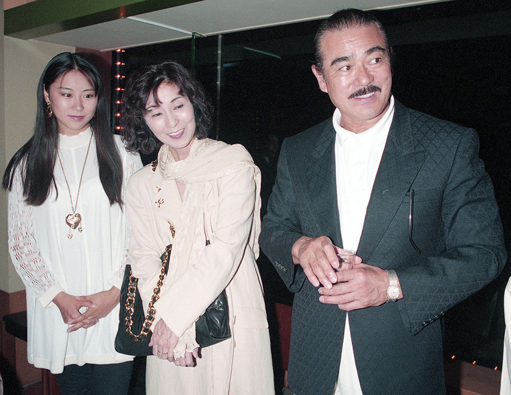 １９９４年６月、米映画「ＴＨＥ　ＷＡＹ　ＴＨＩＮＧＳ　ＡＲＥ」に出演することになり、都内で会見を行った千葉真一（右）と野際陽子さん（中央）、娘の真瀬樹里