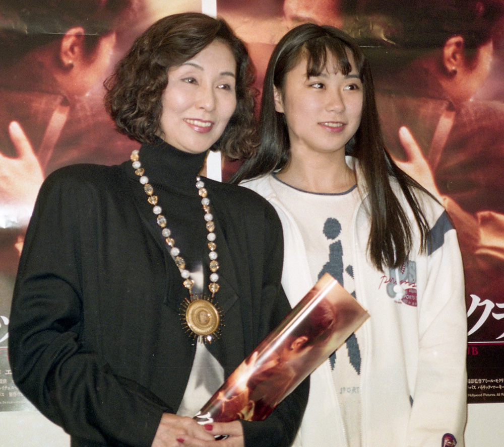 ９４年、映画の試写会に訪れた野際陽子さん（左）と真瀬樹里