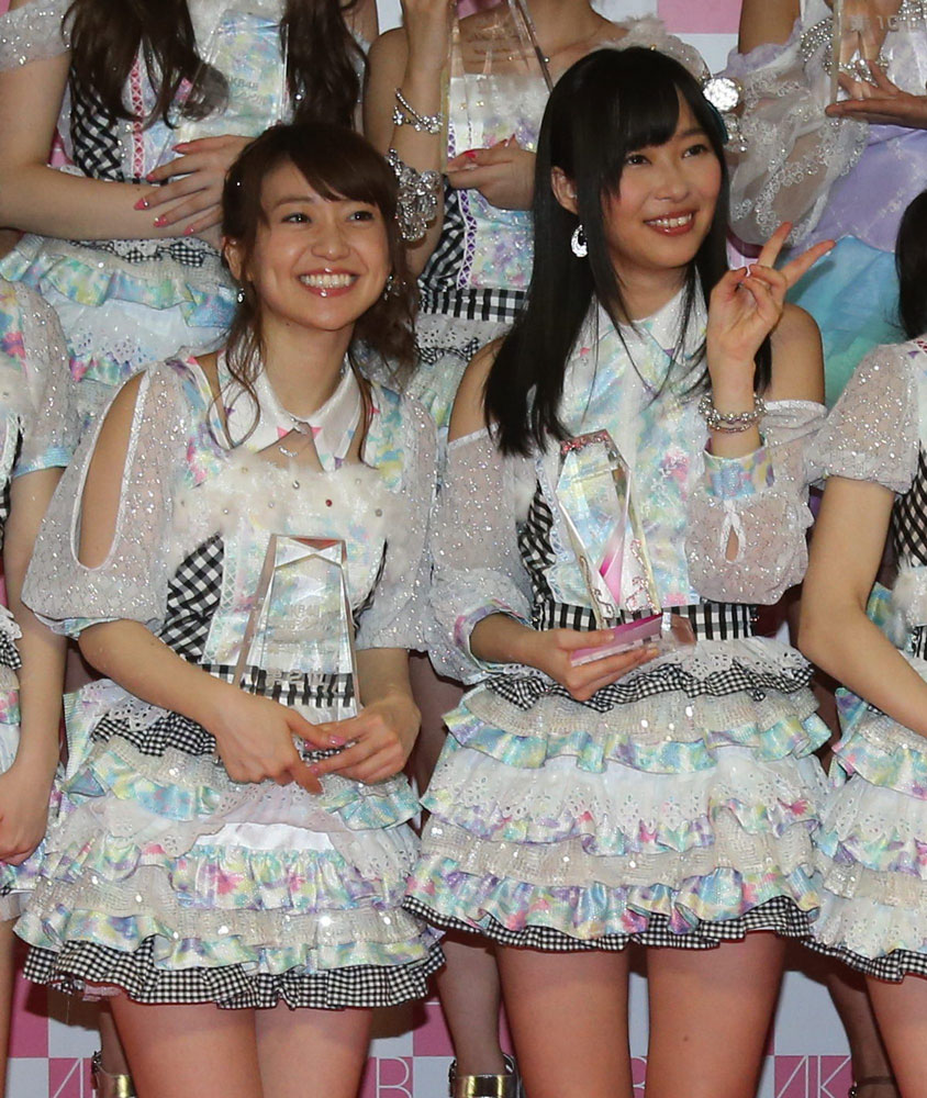 １３年の第５回選抜総選挙で笑顔を見せる２位の大島優子（左）と１位の指原莉乃