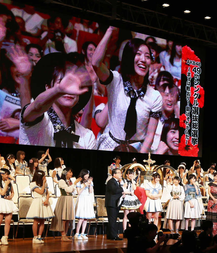 須藤凜々花の「結婚宣言」を受けて「ないない」とジェスチャーするメンバーの様子がビジョンに映し出された