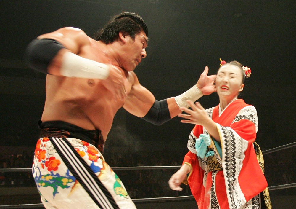 プロレスリングで夫のＫＥＮＳＯ（左）にビンタを受ける鈴木ひろ子（右）