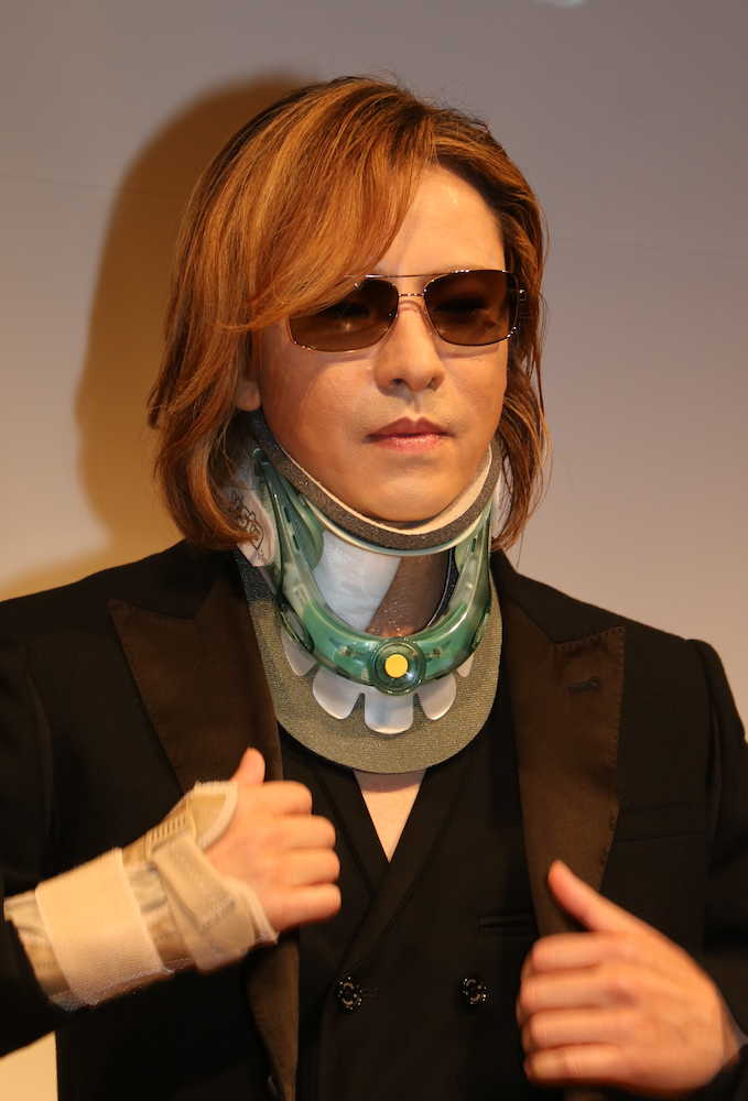 【画像・写真】ＹＯＳＨＩＫＩ　コルセット姿で緊急会見　満身創痍もツアーへ「治ると信じる」