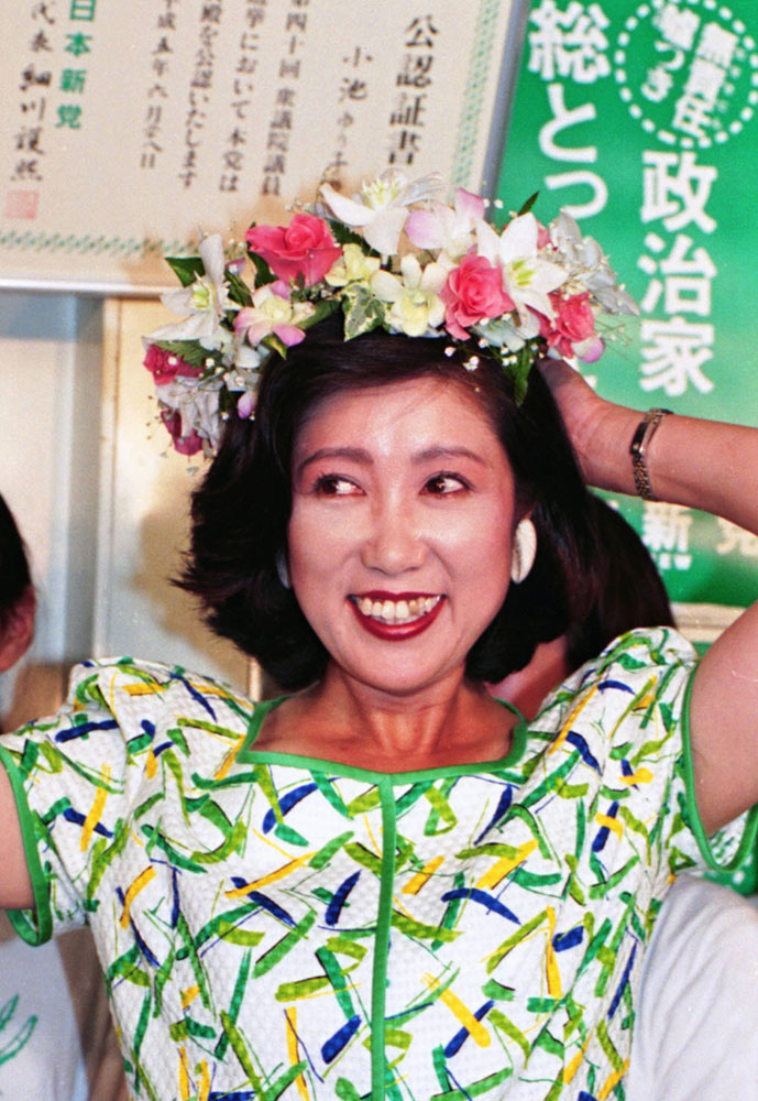 １９９３年７月、衆院選兵庫２区で当選し、花の冠をかぶり笑顔の小池百合子氏
