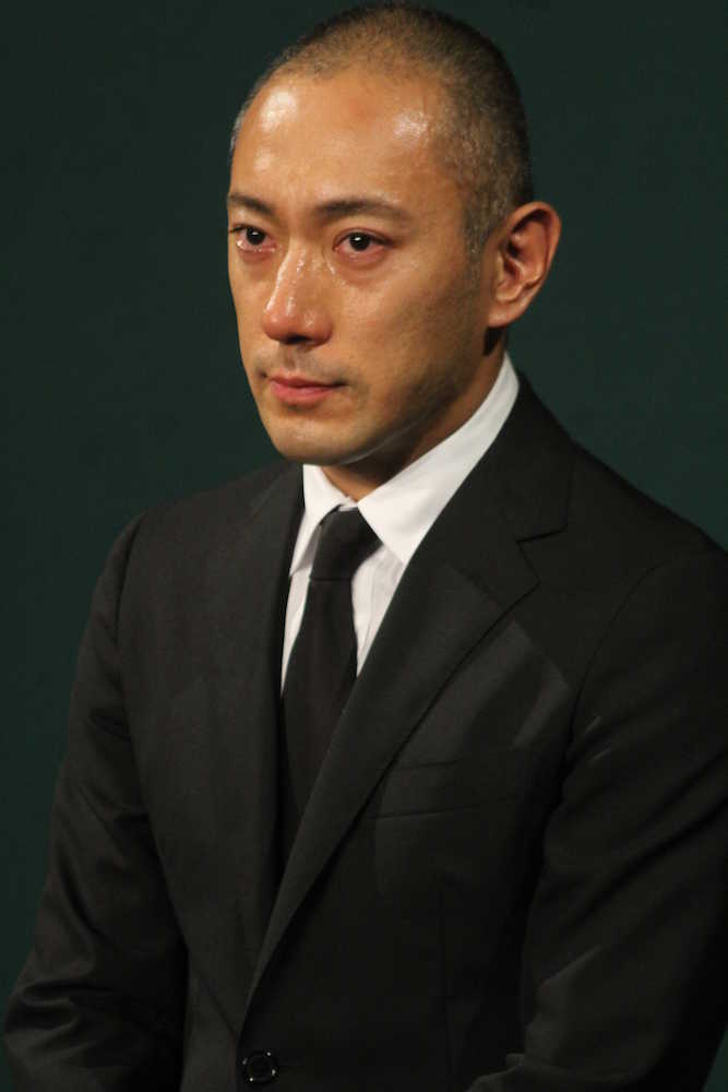 会見で涙を浮かべる歌舞伎俳優の市川海老蔵