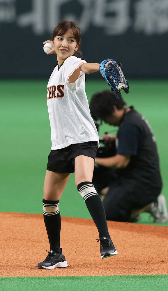 【画像・写真】ともちん、復刻ユニ＆ショートパンツ姿で始球式　ツーバンに「60点」