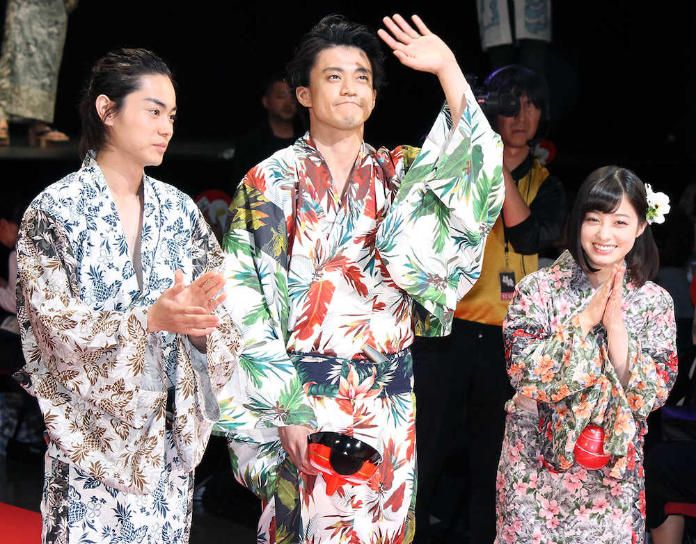 映画「銀魂」の完成披露試写会で舞台挨拶を行った（左から）菅田将暉、小栗旬、橋本環奈