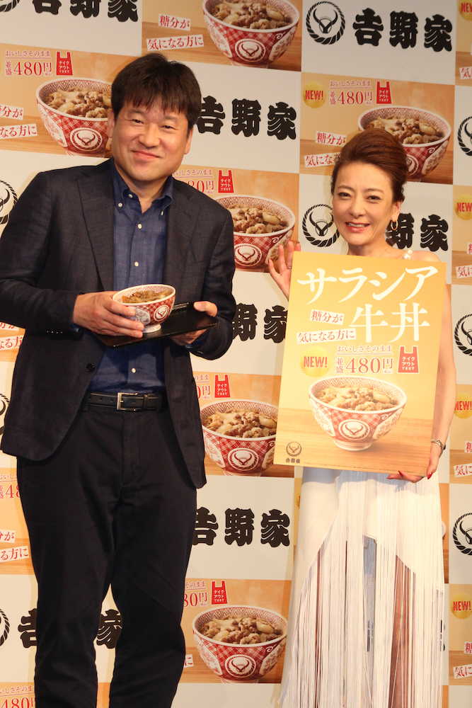 「サラシア牛丼」商品発表会に出席した佐藤二朗（左）と西川史子