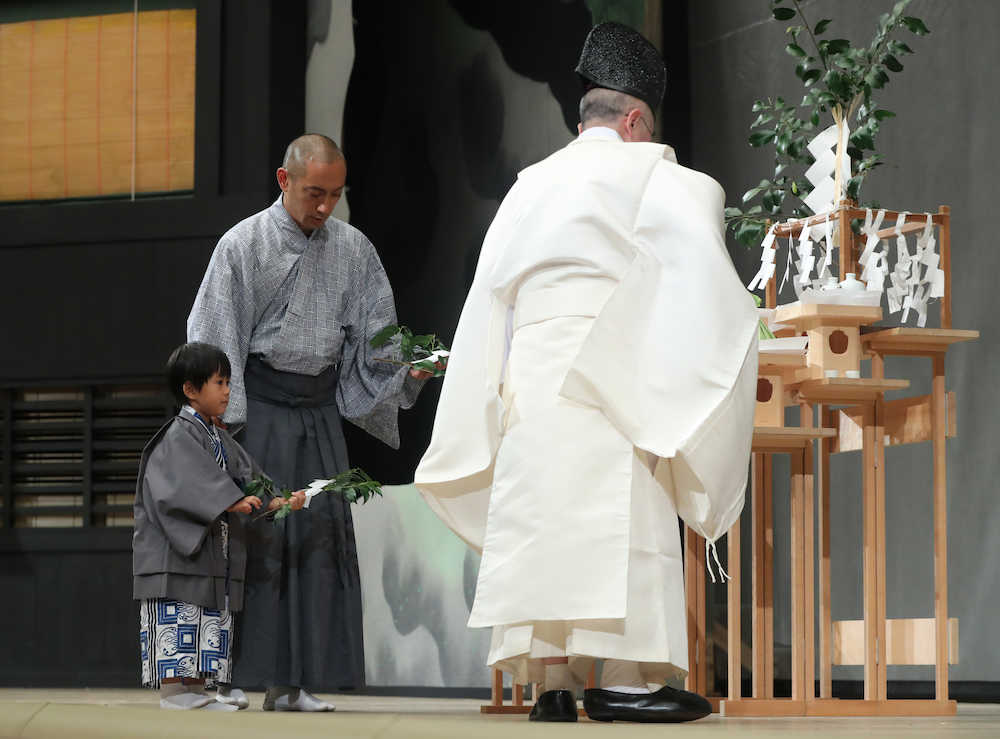 【画像・写真】麻央さんに届け…海老蔵、勸玄くんとの「親子宙乗り」安全祈願修祓式