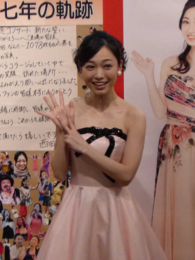 デビュー７周年記念コンサートを行った西田あいは指で「７」を形作り笑顔