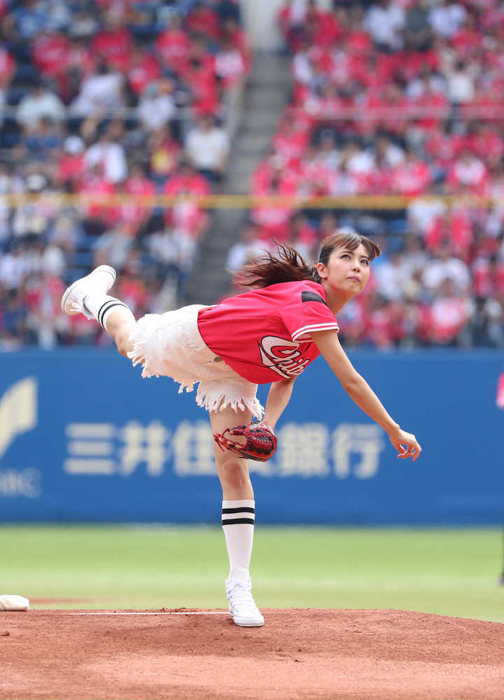 【画像・写真】石川恋　初始球式はノーバンならず、赤ユニ＆ショーパン魅せた