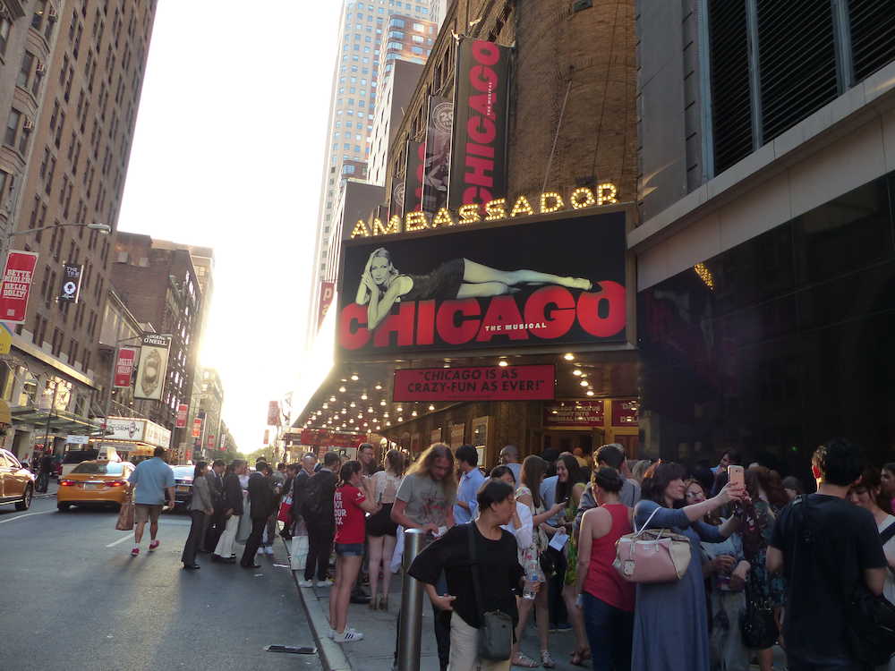 ミュージカル「シカゴ」の公演が行われたアンバサダー劇場前は、開演を待つ観客が長蛇の列