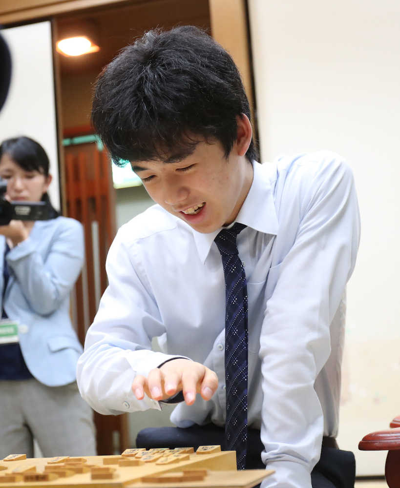 【画像・写真】藤井四段、再出発の通算３０勝　“名人の師”相手にあえての穴熊