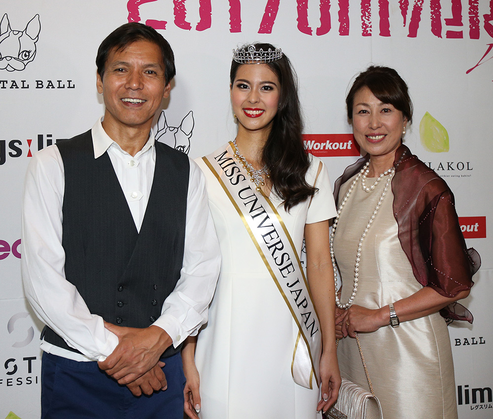 父の日本テレビ「スッキリ！！」のリポーター・阿部祐二（左）、母のプロゴルファーの阿部まさ子（右）に祝福される、ミス・ユニバース日本代表に選ばれた阿部桃子