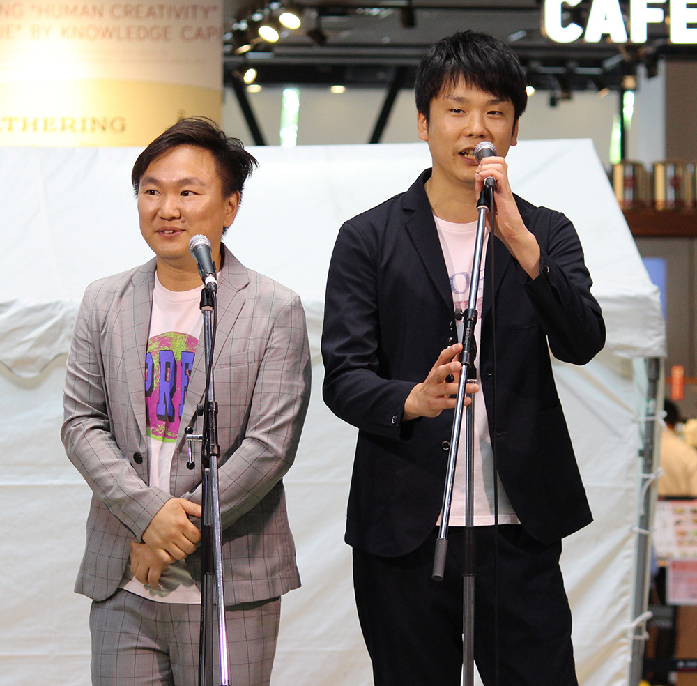 グランフロント大阪で漫才を披露する「かまいたち」の山内健司（左）と濱家隆一