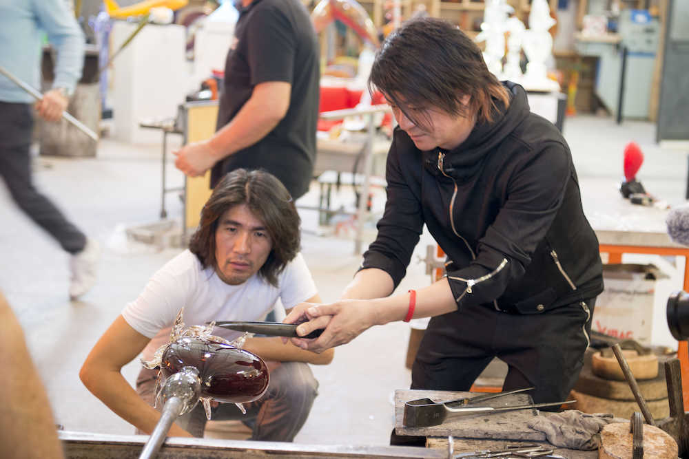 土田康彦氏（左）の工房で、ハートにタコが乗ったベネチアングラスを作るＴＥＲＵ