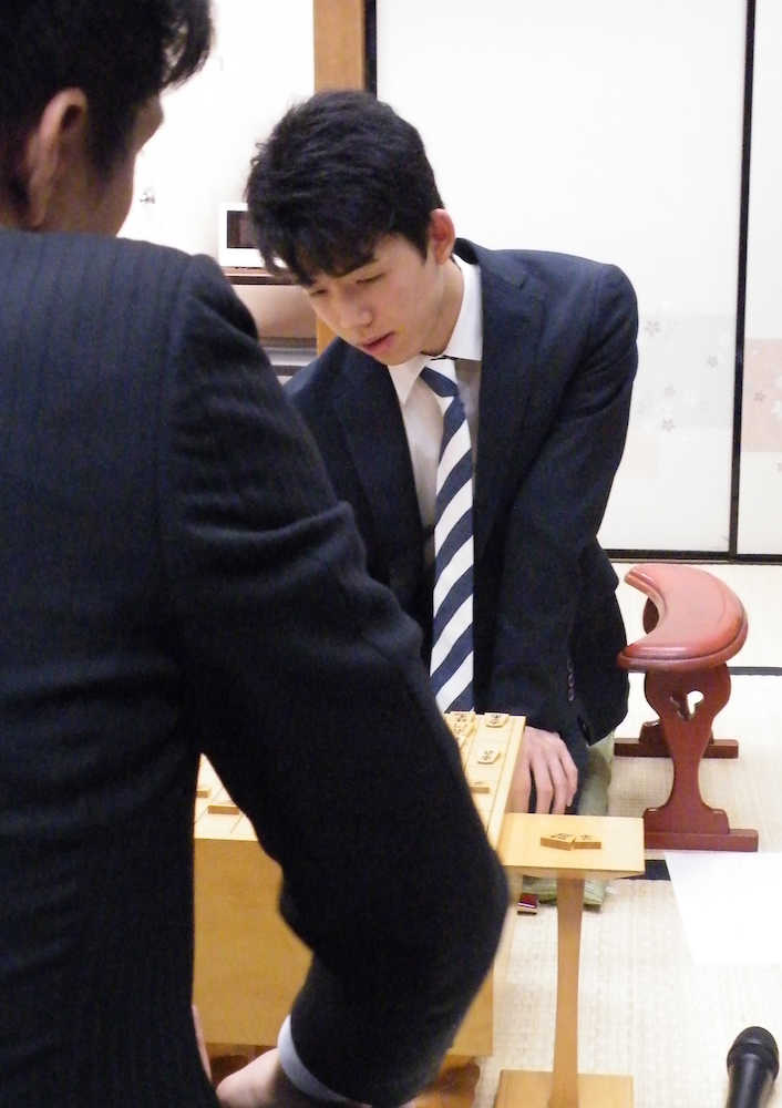【画像・写真】藤井四段１４歳ラスト公式戦白星締め　１９日誕生日、次戦２１日