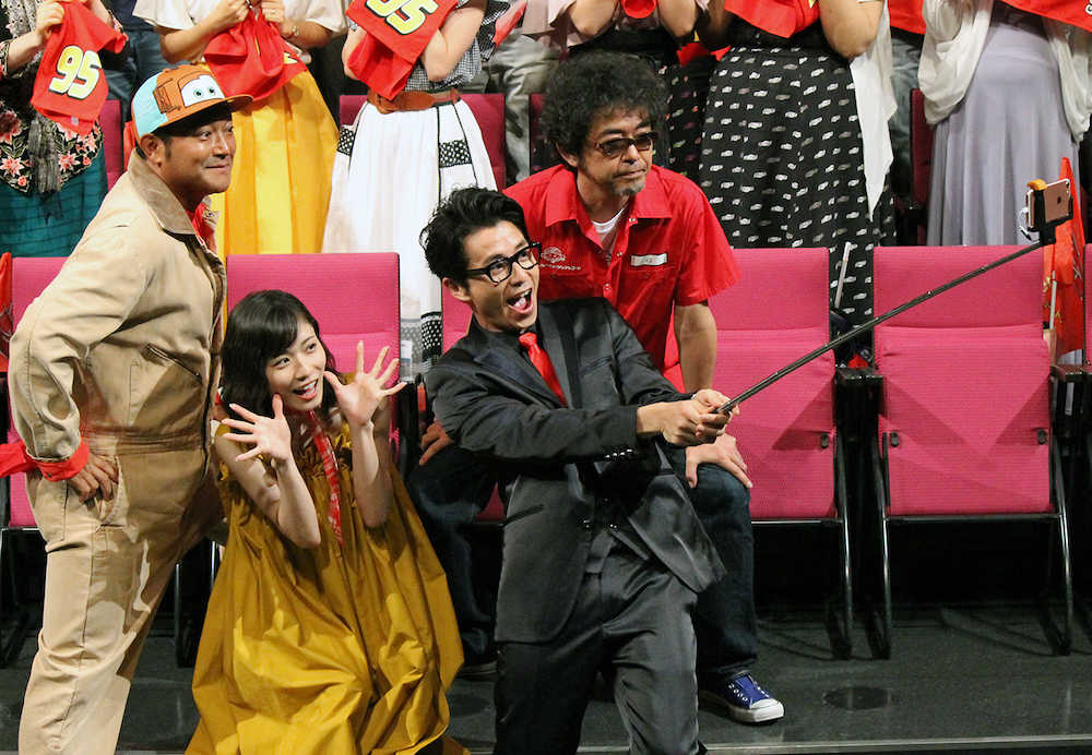 映画「カーズ　クロスロード」のイベントに出演した（２の左から）山口智充、松岡茉優、奥田民生、藤森慎吾